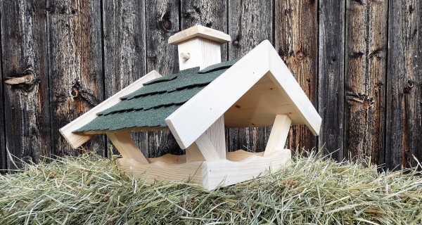 Vogelhaus mit Bitumen Dach in grün